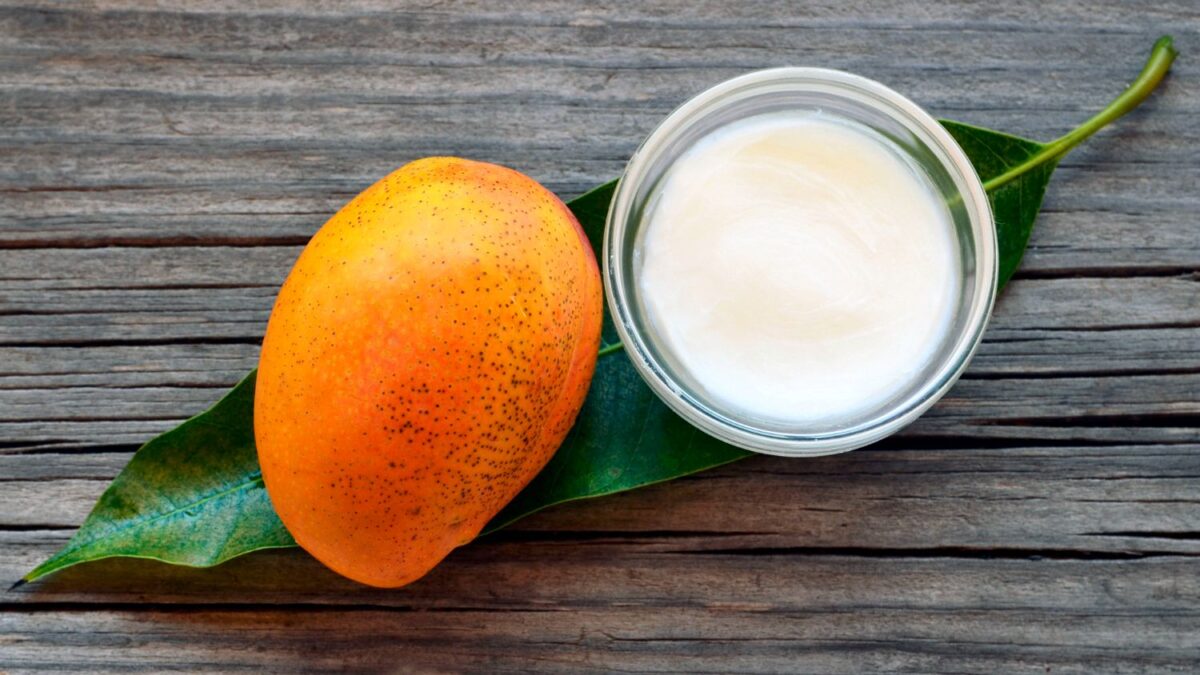 Masło mango do kosmetyków w towarzystwie owocu mango