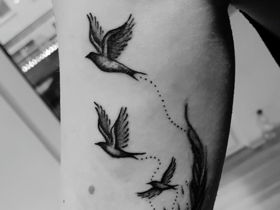 Na zdjęciu tatuaż jaskółka. Znaczenie takiego tatuażu bywa różne.