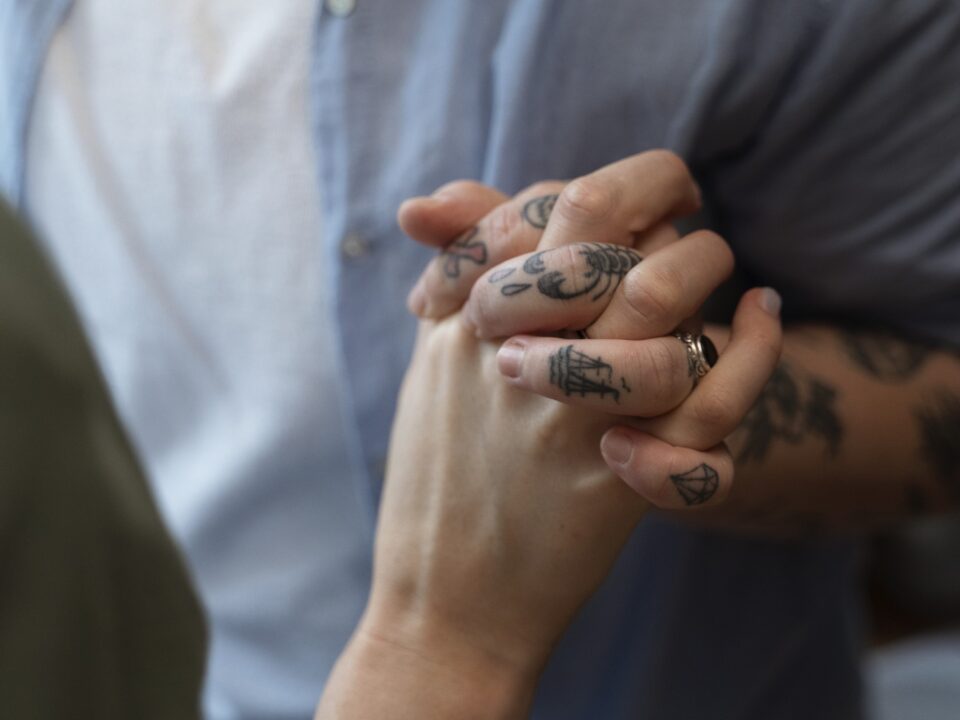 Tatuaż na palcach u mężczyzny.